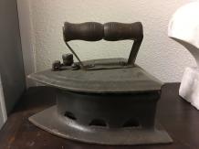 Klassisches Eisen - Kohlemodell - original und authentisch (21x17x16 cm)
